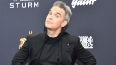 Ο Ρόμπι Γουίλιαμς πάει για ρεκόρ στο Ηνωμένο Βασίλειο και απειλεί να αφήσει πίσω τους Beatles