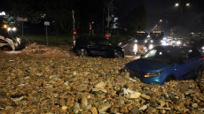 Πώς έγιναν οι τραγωδίες με τους δύο νεκρούς από την κακοκαιρία - «Δεν μπορούσε να πιαστεί από πουθενά η γυναίκα» λέει κάτοικος στη Γλυφάδα