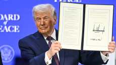 Ο Τραμπ ακυρώνει θεμελιώδη ρύθμιση Ομπάμα για το κλίμα ανοίγοντας τον δρόμο για μαζική απορρύθμιση 