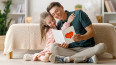 Γιατί το παιδί έχει έναν αγαπημένο γονιό; Η παιδίατρος εξηγεί
