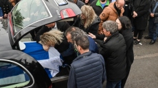 Οδύνη στην κηδεία του λιμενικού που σκοτώθηκε στο Άστρος, η Βουλή «υιοθετεί» το παιδί του