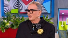 Ο Λάκης Γαβαλάς ανακοίνωσε πως θα σχεδιάσει ταφόπλακες 