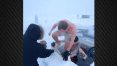 Ολλανδός YouTuber βουτάει στο νερό στη Σιβηρία με εξωτερική θερμοκρασία στους -52°, δείτε βίντεο