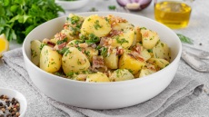 Πικάντικη, με θαλασσινά ή vegan; 18 συνταγές για χορταστική πατατοσαλάτα
