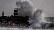 Σε κατάσταση συναγερμού η Πορτογαλία λόγω κακοκαιρίας, τα κύματα θα φτάσουν τα 15 μέτρα 
