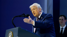 Ξανά με μελανιά στο χέρι ο Τραμπ στο Νταβός: «Χτύπησα σε τραπέζι» απάντησε στους δημοσιογράφους, τι είπε για την ασπιρίνη