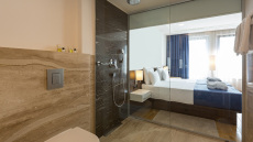 «Φέρτε πίσω τις πόρτες!»: Κίνημα κατά των ξενοδοχείων που έχουν γυάλινους τοίχους σε μπάνια και τουαλέτες