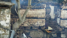 Κάηκε ολοσχερώς σπίτι στη Φθιώτιδα, την τελευταία στιγμή σώθηκε ηλικιωμένη 
