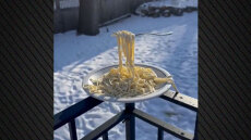 Ακραίο ψύχος στις ΗΠΑ, 48 Πολιτείες σε κλοιό: Μακαρόνια παγώνουν στον αέρα στη Μινεάπολη