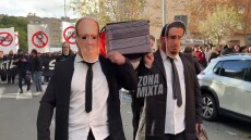 «Σκοτώνουν τη Σεβίλλη»: Μασκοφόροι οπαδοί της ομάδας της Ανδαλουσίας διαμαρτυρήθηκαν για την κατρακύλα περιφέροντας ένα φέρετρο, βίντεο 