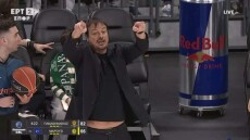 «Τρόλαρε» τους διαιτητές ο Αταμάν: Ζήτησε challenge για αντιαθλητικό φάουλ του Σλούκα, δείτε βίντεο 