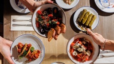 Cinapos: Για νόστιμους μεζέδες και ατμόσφαιρα παλιάς Αθήνας στο Θησείο