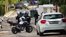 Νεκρός άνδρας σε πορτ μπαγκάζ αυτοκινήτου στη Γλυφάδα - Συνελήφθη ο γιος του, είχε σκοτώσει και τη μητέρα του το 2014