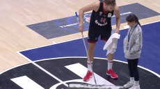 Ο Βεζένκοφ δεν άφησε ένα μικρό κορίτσι να σκουπίσει το παρκέ και το έκανε ο ίδιος, δείτε βίντεο