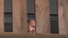 Φρουρούμενος στη βίλα του ο ιδιοκτήτης του μπαρ στο Κραν Μοντανά μετά την αποφυλάκιση - Μυστήριο με την εγγύηση €430.000