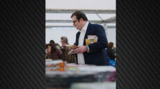 Με δύο σακούλες βιβλία έφυγε ο Κυριάκος Πιερρακάκης από το 29ο παζάρι βιβλίου στην πλατεία Κλαυθμώνος, δείτε βίντεο