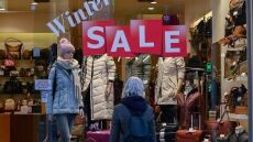 Ανοιχτά τα καταστήματα την Κυριακή 25/1, τι ώρα ανοίγουν, τι ισχύει για τα σούπερ μάρκετ
