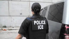 Τι είναι η ICE, η αστυνομία του Τραμπ που έχει προκαλέσει το χάος στις ΗΠΑ: Πότε μπορούν οι πράκτορες να πυροβολήσουν 