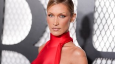 Μπέλα Χαντίντ: «Πάρα πολλοί από εμάς είμαστε εδώ γιατί και οι οικογένειές μας έγιναν μετανάστες»
