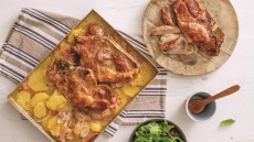 Χοιρινές μπριζόλες φούρνου με πατάτες και μπέικον