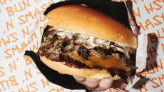 Smash 'n Bun: Τα συστατικά της συνταγής επιτυχίας των πρωτοπόρων του smashed burger
