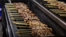 Γνωστός σουβλατζής της Δραπετσώνας συνελήφθη για διακίνηση ναρκωτικών: Προμήθευε άτομα εντός του ψητοπωλείου