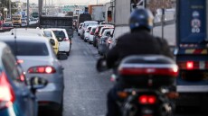 Ένας τραυματίας έπειτα από σύγκρουση ΙΧ με μηχανή στον Κηφισό: Στο «κόκκινο» η κίνηση στην άνοδο