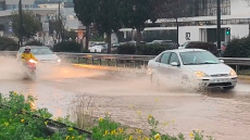 Καταιγίδες πλήττουν σήμερα την Αττική, λίμνη και πάλι η Βουλιαγμένης: Live χάρτης με το πέρασμα της κακοκαιρίας που έχει σημάνει πορτοκαλί συναγερμό