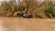 Διάσωση από αυτοκίνητο στο ρέμα Βάρδα που υπερχείλισε, δείτε βίντεο
