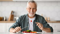 Κερδισμένοι στο ράλι της μακροζωίας οι κρεατοφάγοι; Η επιστήμη απαντά
