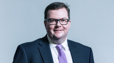 Δίωξη του πρώην βουλευτή Κόνορ ΜακΓκιν για σεξουαλική επίθεση  