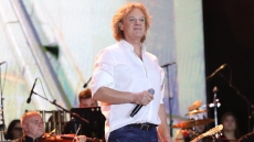 Πέτρος Γαϊτάνος: Η Eurovision μοιάζει με ένα πολύχρωμο τσίρκο και έχει πολλά δαιμονικά στοιχεία