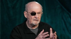 «Οι πάντες διατρέχουν κίνδυνο»: Ο συγγραφέας Ρούσντι προειδοποιεί εναντίον της πολιτικής βίας στις ΗΠΑ 
