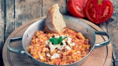 Με σύγκλινο και απάκι: 30 συνταγές που μας ταξιδεύουν σε Πελοπόννησο και Κρήτη
