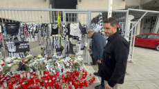 Πρώην ποδοσφαιριστής και ο πρόεδρος του Ερασιτέχνη του Άρη αφήνουν λευκά τριαντάφυλλα έξω από το γήπεδο της Τούμπας