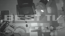 Συμμορία με ποδήλατα διέρρηξε τα ΚΤΕΛ Καλαμάτας: Ξήλωσαν το παράθυρο, μπήκαν έρποντας και πήραν 200 ευρώ, δείτε βίντεο