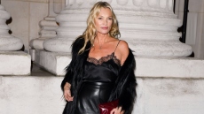 Η εντυπωσιακή total black εμφάνιση της Κέιτ Μος στο Παρίσι 