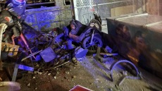 Ένας 19χρονος στο Λουτράκι πήρε σβάρνα κολώνες και μάντρα με αυτοκίνητο και «καρφώθηκε» σε επιχείρηση, δείτε βίντεο
