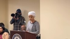 Δεν αφήνω τους νταήδες να κερδίζουν, λέει η βουλευτής των Δημοκρατικών Ιλχάν Ομάρ που δέχτηκε επίθεση με άγνωστη ουσία