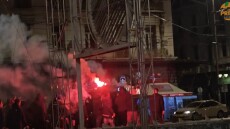 Πορεία οπαδών του ΠΑΟΚ στην Ομόνοια με καπνογόνα και πανό «Αθάνατοι», δείτε βίντεο