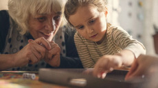 Οι παππούδες που «κρατούν» τα εγγόνια έχουν πιο δυνατό μυαλό – Κινδυνεύουν λιγότερο από άνοια
