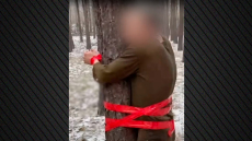 Ρώσοι αξιωματικοί εδεσαν ανάποδα σε δέντρα στρατιώτες που κατηγόρησαν για ανυπακοή, τους έδωσαν να φάνε και χιόνι