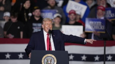 Αποκλιμάκωση προαναγγέλλει ο Τραμπ για τη Μινεσότα, αλλά «δεν θα αποχωρήσουμε»
