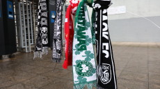 Ο θάνατος των 7 οπαδών του ΠΑΟΚ  ένωσε όλες τις ομάδες: Κασκόλ Ολυμπιακού, Παναθηναϊκού, Άρη, ΑΕΚ κρεμάστηκαν στην Τούμπα, φωτογραφίες 