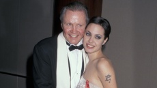 H ταραχώδης σχέση της Αντζελίνα Τζολί με τον πατέρα της, Τζον Βόιτ: Οι δημόσιες συγκρούσεις και οι απόπειρες συμφιλίωσης