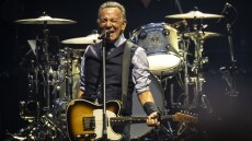 Τραγούδι-φόρος τιμής στους νεκρούς διαδηλωτές στη Μινεάπολη από τον Μπρους Σπρίνγκστιν