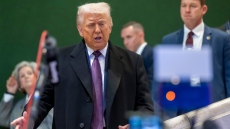 Ντόναλντ Τραμπ: Καταδικάζω το βίντεο για τους Ομπάμα, αλλά δεν έκανα κάποιο λάθος για να ζητήσω συγγνώμη