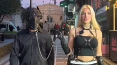 Θεσσαλονίκη: Μοντέλο του Only Fans βγάζει τον σύντροφό της βόλτα με λουρί και μάσκα σε παραλία και Ναυαρίνου, δείτε βίντεο