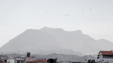 Πνίγεται από την αφρικανική σκόνη το Ηράκλειο, έπεσε τοίχος από τους θυελλώδεις ανέμους, δείτε φωτογραφίες 