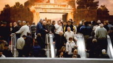 26 χρόνια από τα εγκαίνια του μετρό της Αθήνας: Οι διάσημοι, το πάρτι στο Σύνταγμα και η κοσμοσυρροή